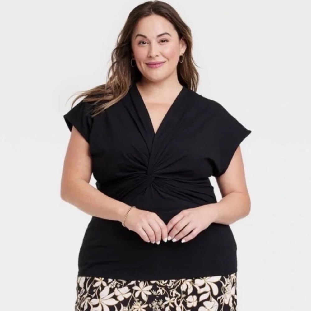 Ava & Viv Short Sleeve V-Neck Front Twist Top